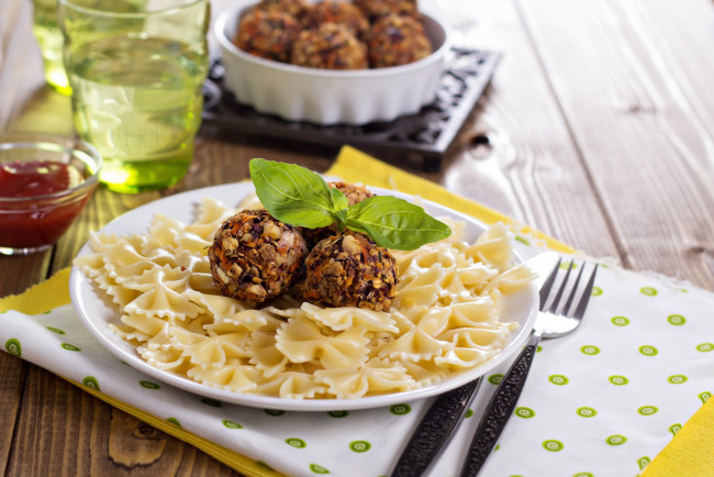 Обои картинки фото еда, макаронные блюда, фрикадельки, вегетарианские