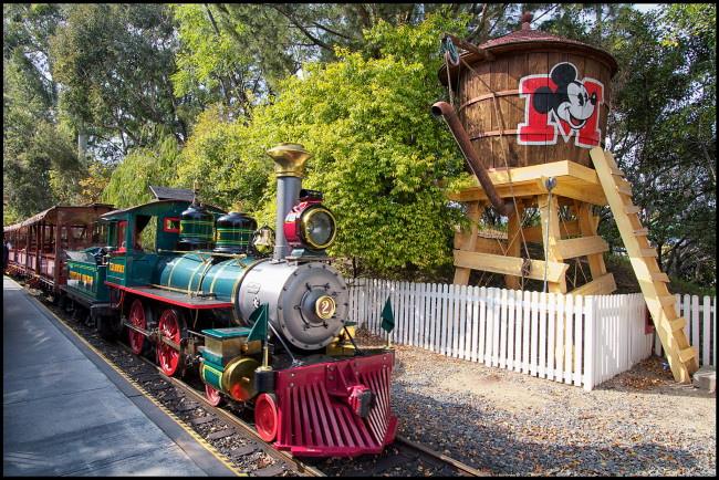 Обои картинки фото техника, паровозы, вагоны, дорога, паровозик, парк, железнаяя