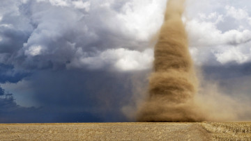 Картинка природа стихия смерч торнадо гроза тучи поле