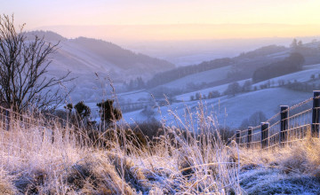 Картинка природа горы рощи поля снег иней трава изгородь