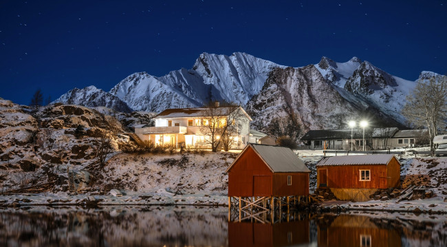 Обои картинки фото города, - здания,  дома, норвегия, ночь, небо, звезды, скалы, горы, лестница, дома, огни, озеро, берег
