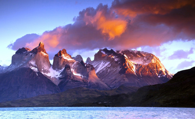 Обои картинки фото торрес дель пайне, природа, побережье, небо, облака, закат, скалы, море, берег