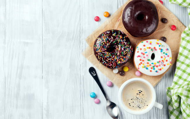 Обои картинки фото еда, хлеб,  выпечка, кофе, пончики, драже