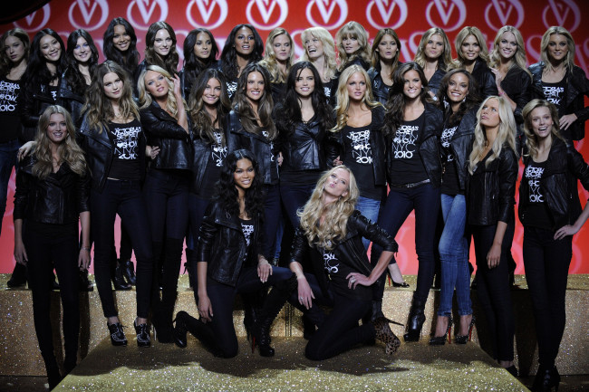 Обои картинки фото разное, знаменитости, девушки, модели, подиум, улыбки, куртки, джинсы, каблуки