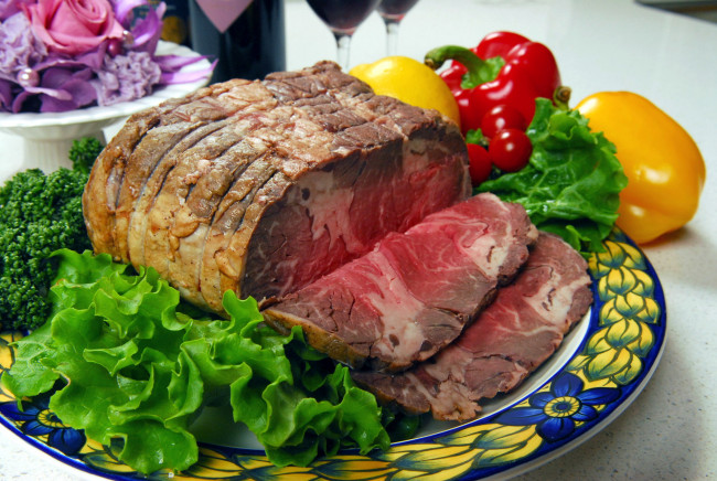 Обои картинки фото еда, мясные блюда, зелень, ростбиф