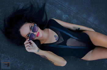 Картинка календари девушки очки 2018