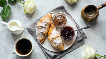 Картинка еда кофе +кофейные+зёрна роза круассаны джем сливки