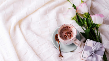 обоя праздничные, подарки и коробочки, эустома, подарок, кофе, лента, бант