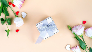 Картинка праздничные подарки+и+коробочки эустома подарок бант лента