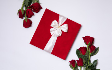 Картинка праздничные подарки+и+коробочки розы подарок бутоны лента бант