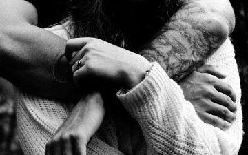 Картинка разное руки +ноги объятие