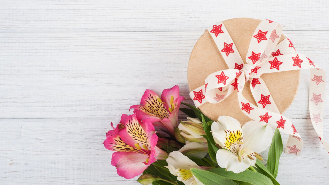 Обои картинки фото праздничные, подарки и коробочки, бант, лента, подарок, альстромерия