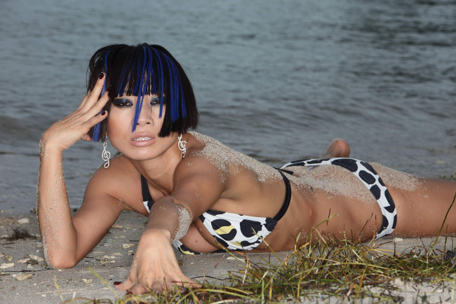 Обои картинки фото bai ling, девушки, bai, ling, девушка, модель, актриса, азиатка, брюнетка, макияж, взгляд, стройная, поза, пляж, купальник