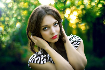 Картинка девушки -+брюнетки +шатенки декольте брюнетка взгляд жест алая помада