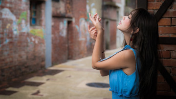 Картинка девушки -+азиатки голубое платье азиатка жест