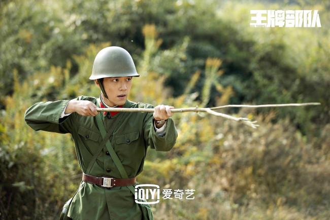 Обои картинки фото кино фильмы, ace troops, гу, ие, форма, палка