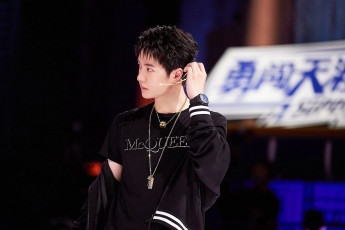 Картинка мужчины wang+yi+bo футболка куртка украшения