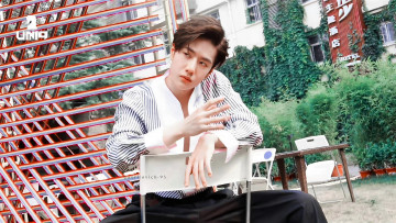 Картинка мужчины wang+yi+bo рубашка стул решетка