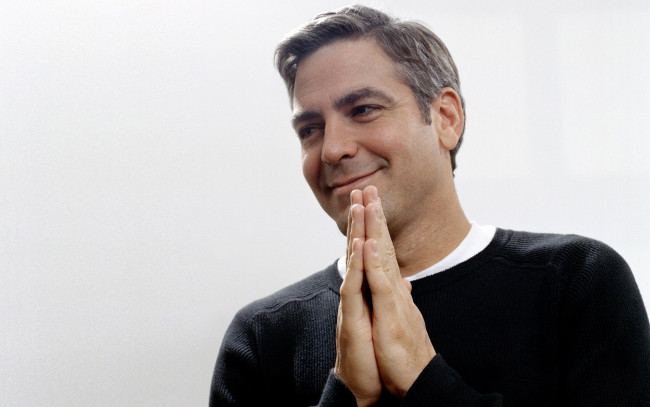 Обои картинки фото мужчины, george clooney, актер, свитер, ладони