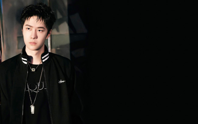 Обои картинки фото мужчины, wang yi bo, актер, куртка, украшения