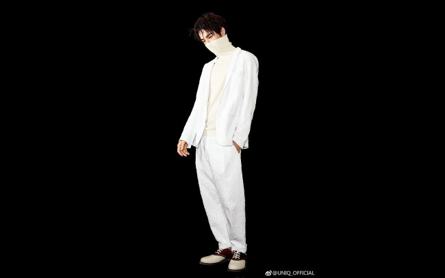 Обои картинки фото мужчины, wang yi bo, костюм, водолазка, воротник