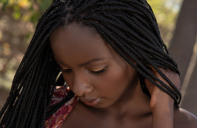 Обои картинки фото shasta wonder, девушки, shasta, wonder, лицо, портрет, причёска, дреды, девушка, модель, мулатка, темнокожая, чернокожая, playboy, брюнетка, красотка, поза, флирт, стройная, сексуальная, фигура