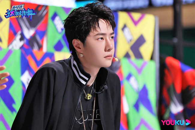 Обои картинки фото мужчины, wang yi bo, актер, куртка, украшения