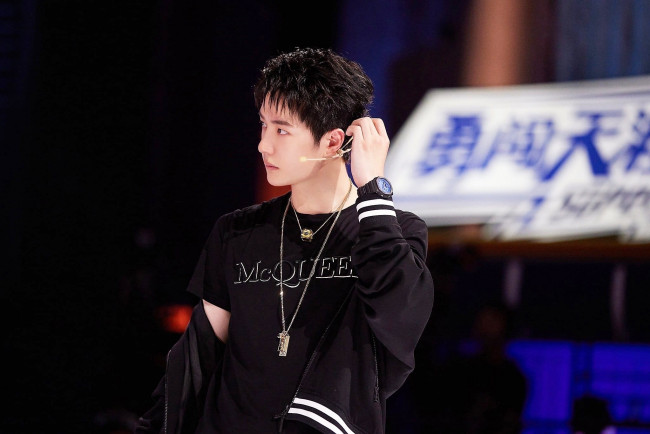 Обои картинки фото мужчины, wang yi bo, футболка, куртка, украшения