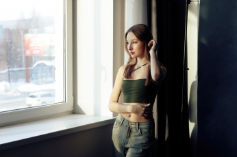 Картинка девушки -+брюнетки +шатенки девушка cмoтрит стеклo окно