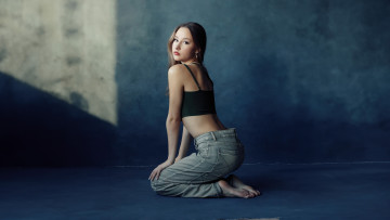 Картинка девушки -+брюнетки +шатенки девушка позирует джинсы oглядываясь назад