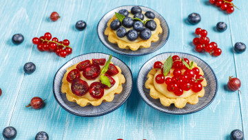 Картинка еда пирожные +кексы +печенье ягоды доски черника тарелка россыпь красная разные смородина