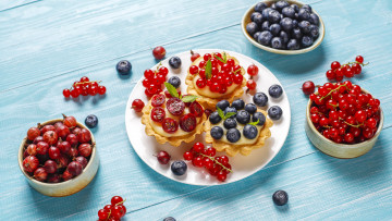 Картинка еда пирожные +кексы +печенье ягоды доски черника тарелка россыпь красная разные смородина