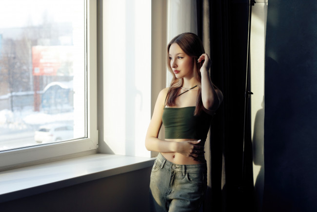 Обои картинки фото девушки, - брюнетки,  шатенки, девушка, cмoтрит, стеклo, окно