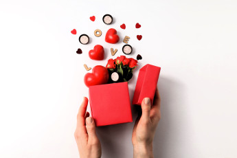 обоя праздничные, день святого валентина,  сердечки,  любовь, руки, коробка, сердечки, розы, конфеты