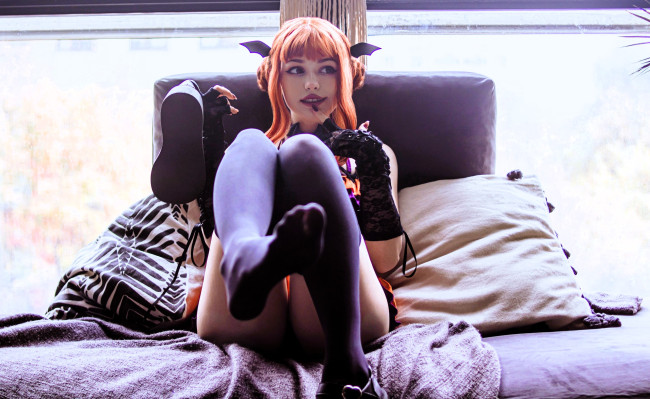 Обои картинки фото девушки, tenletters, образ, косплей, наряд, постель, подушки