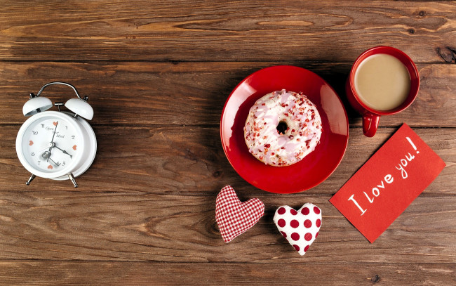 Обои картинки фото праздничные, день святого валентина,  сердечки,  любовь, будильник, сердечки, блюдце, пончик, кофе