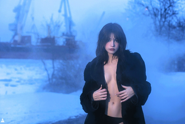 Обои картинки фото девушки, tenletters, брюнетка, шуба, белье, зима, снег, лед, море, порт