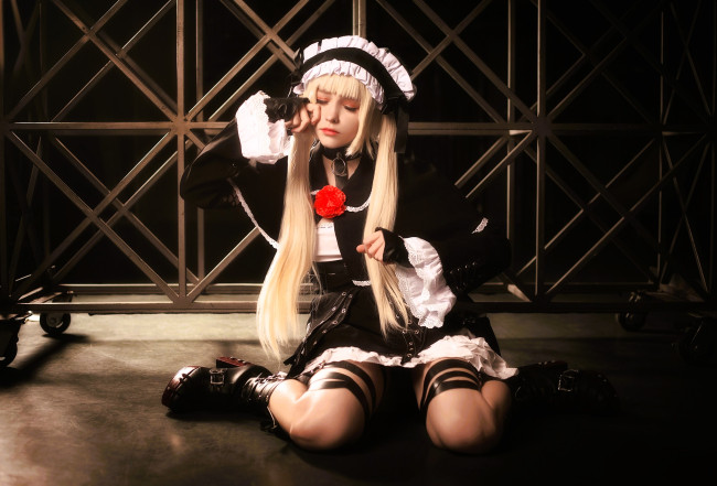 Обои картинки фото девушки, tenletters, косплей, образ, наряд, слезы, решетка