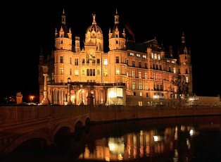 Картинка германия+замок+шверин города замок+шверин+ германия замок огни река ночь шверин