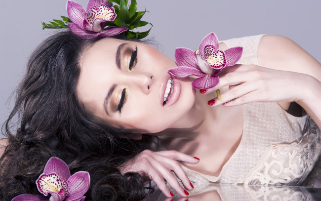 Обои картинки фото девушки, -unsort , лица,  портреты, улыбка, макияж, цветы, девушка