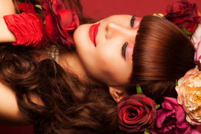 Обои картинки фото девушки, -unsort , лица,  портреты, цветы, улыбка