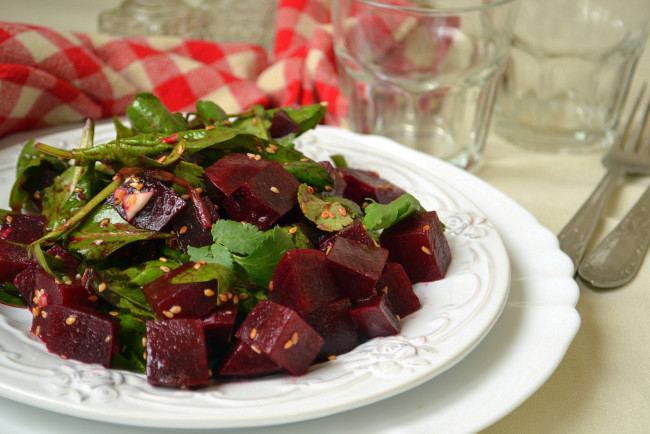 Обои картинки фото еда, салаты,  закуски, зелень, свекла, салат