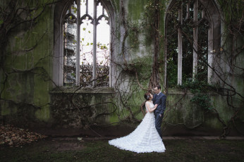 Картинка разное мужчина+женщина окна руины свадьба девушка парень любовь арки растения романтика