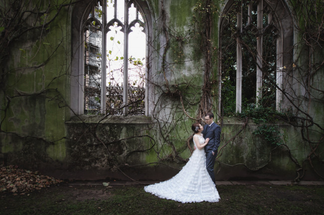 Обои картинки фото разное, мужчина женщина, окна, руины, свадьба, девушка, парень, любовь, арки, растения, романтика