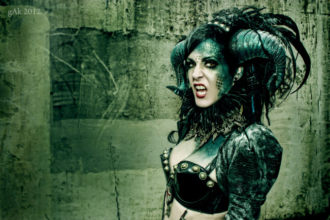 Обои картинки фото фэнтези, фотоарт, деввушка, рога, взгляд, фон