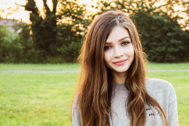 Обои картинки фото карина козырева, девушки, -unsort , рыжеволосые и другие, лужайка, деревья, свитер, рыжая, модель, улыбка, карина, козырева