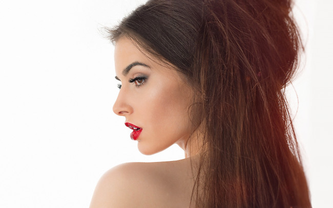 Обои картинки фото девушки, -unsort , лица,  портреты, портрет, белый, фон, длинные, волосы, елизавета, киселева