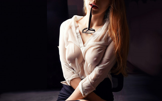 Обои картинки фото девушки, -unsort , рыжеволосые и другие, кофточка, очки, губы