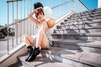 Картинка девушки -+азиатки лестница азиатка шарики поза