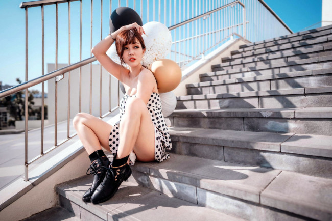 Обои картинки фото девушки, - азиатки, лестница, азиатка, шарики, поза